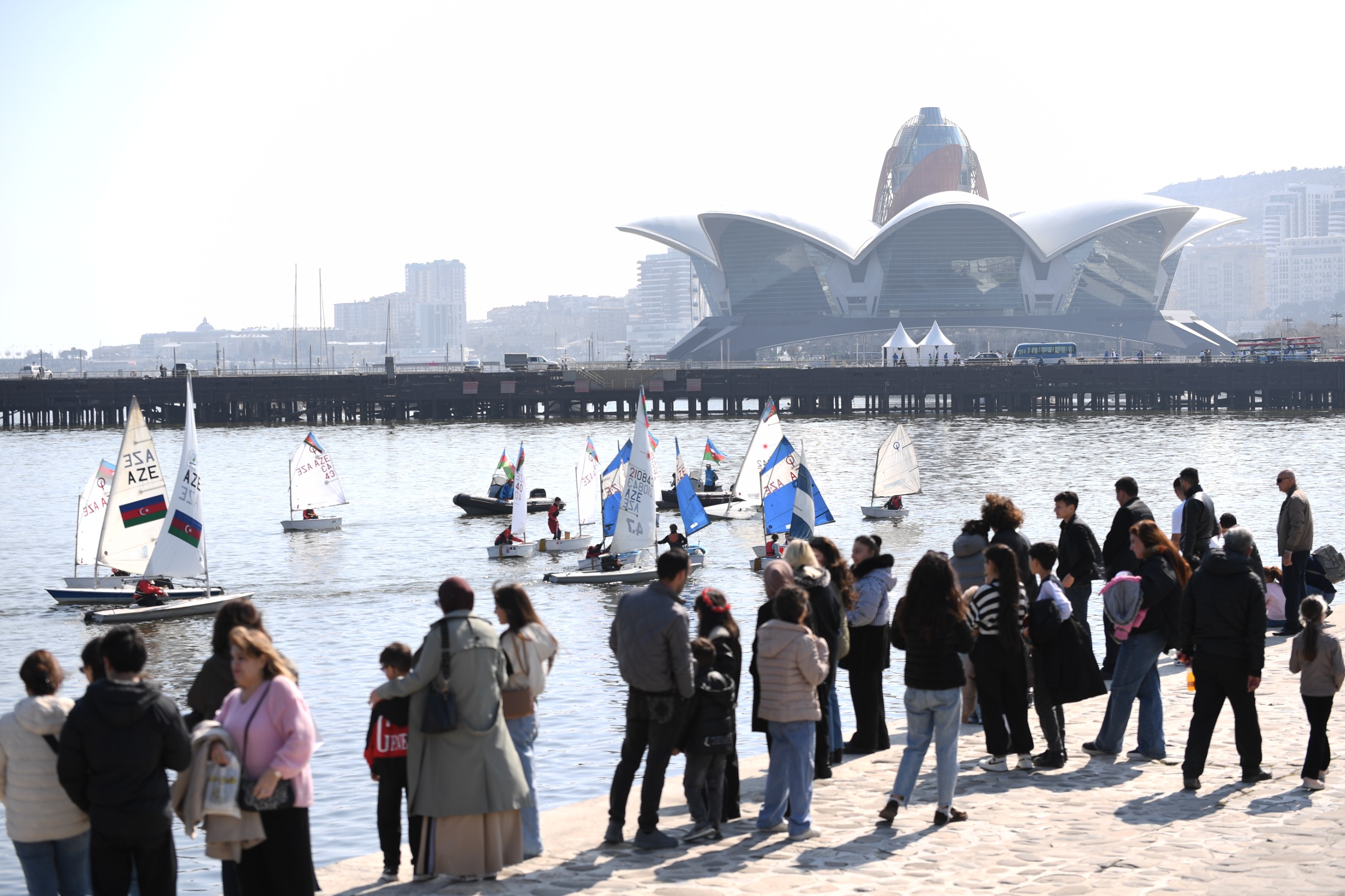 Bakıda Xəzərin suları avarçəkmə və yelkənli qayıqlarla bəzəndi (FOTO)